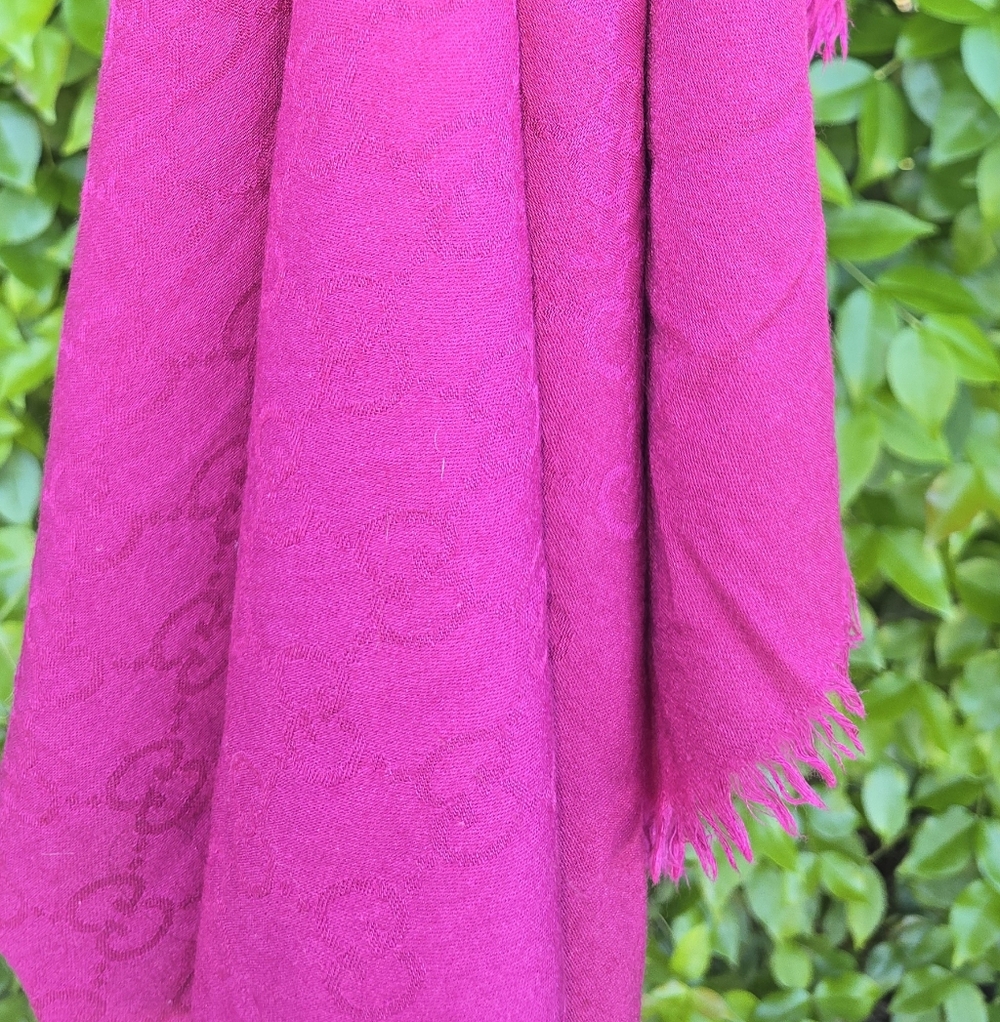 GUCCI PINK  GG 70% Wool 30% Silk Scarf 45 x 180 UNISEX . Please read carefully.